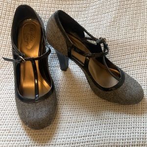 Vintage Feel textured high heels closed toe